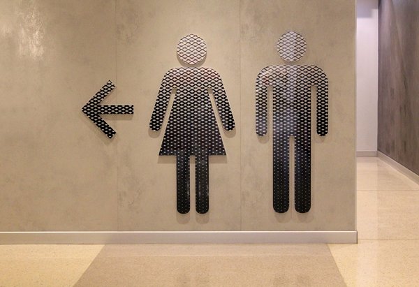 Quels sont les styles de signalétiques en inox proposés aux clients?