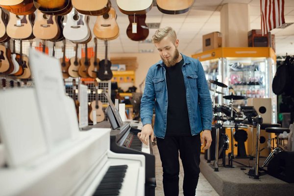 Quelles sont les raisons de se rendre dans un magasin de piano ?